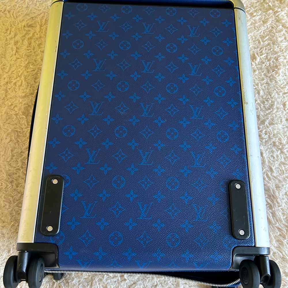 COPY - Monogram canvas material LV hand carry on bag in mint condition.